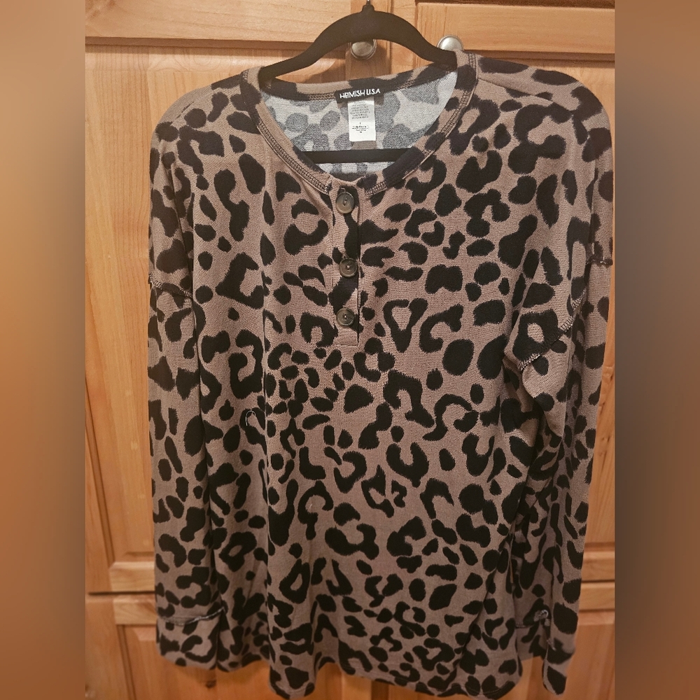 NWOT VENUS Black and Brown Leopard Print Long Sleeve Top